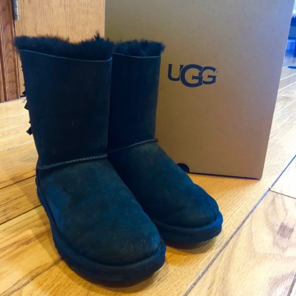 ****SOLD***Ugg women’s black Bailey Bow size 6